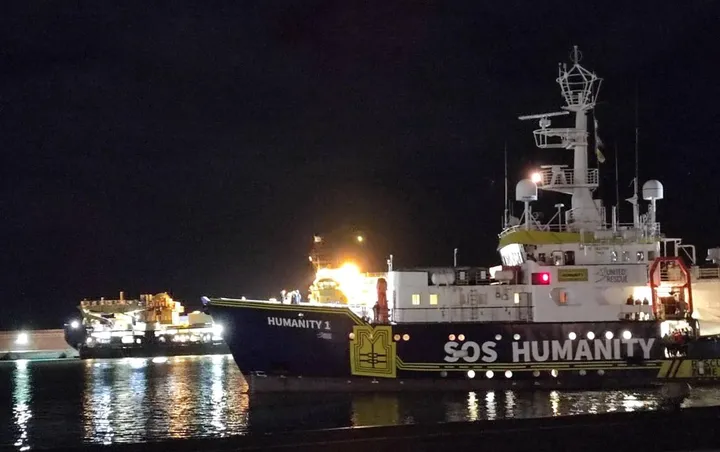 La nave Humanity 1 al suo approdo nel porto di Catania nella notte di ieri