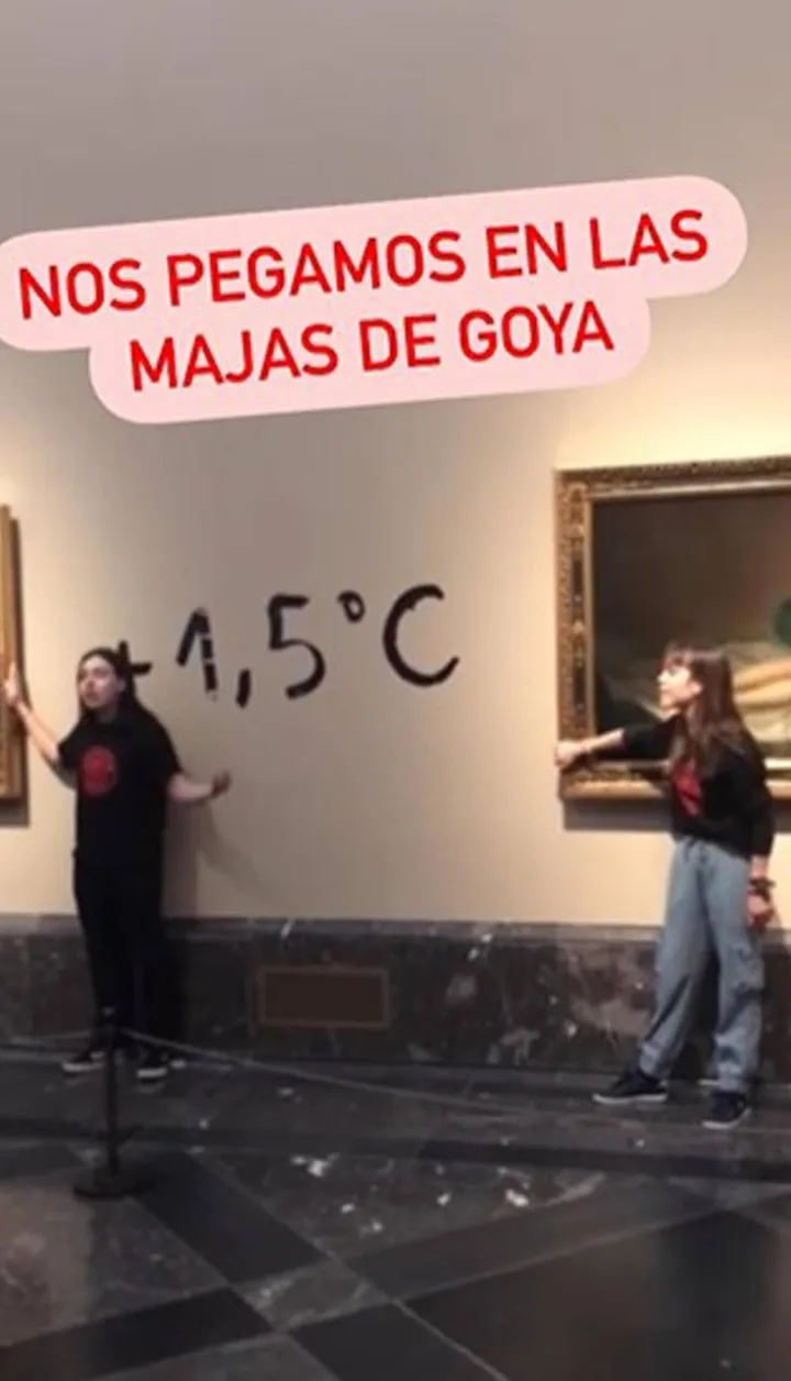 Due attiviste tra i capolavori del Goya: scritta comparsa sul muro