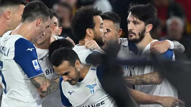 SS Lazio's Felipe Anderson (C) celebrates with his teammates after scoring the 0-1 goal during the Italian Serie A soccer match between AS Roma and SS Lazio at the Olimpico stadium in Rome, Italy, 06 November 2022.  ANSA/ETTORE FERRARI
