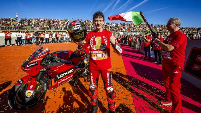 La gioia di Francesco Bagnaia dopo l’arrivo, con la maglia celebrativa del suo titolo mondiale, sotto gli occhi del direttore sportivo di Ducati Corse, Paolo Ciabatti