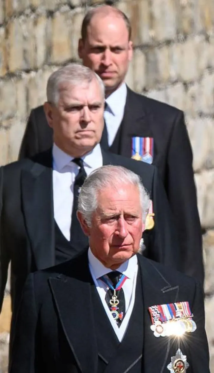 Re Carlo, 73 anni, il fratello Andrea di 62 e il principe William, 40