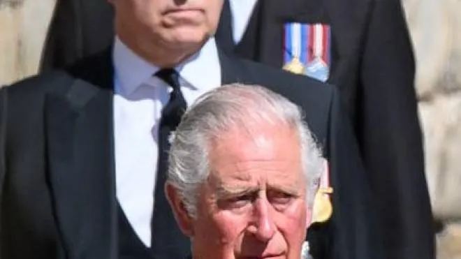 Re Carlo, 73 anni, il fratello Andrea di 62 e il principe William, 40