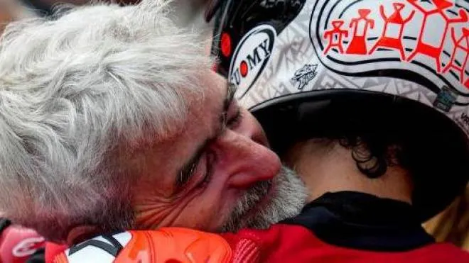 Luigi Dall’Igna, 56 anni, è arrivato alla Ducati Corse nel 2014 dopo le esperienze in Aprilia. Da direttore generale aveva già vinto il titolo costruttori nel 2020 e 2021: in questa stagione è arrivato il tris