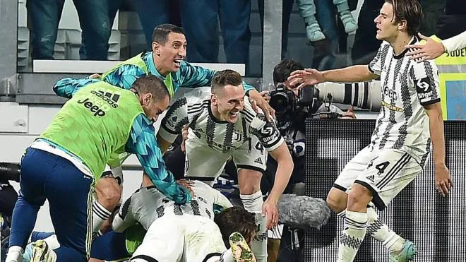 La gioia bianconera dopo il primo gol di Adrien Rabiot, nella ripresa arriverà il raddoppio del giovane Nicolò Fagioli