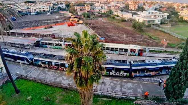 Il treno della linea Circumvesuviana deragliato all'ingresso della stazione di Pompei Santuario, in provincia di Napoli, 7 novembre 2022. Nessun passeggero ha riportato danni dall'incidente. ANSA