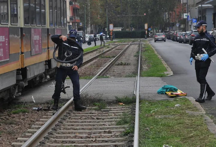I vigili portano via la bici di Luca Marengon 14 anni, dalle rotaie del tram, dopo lo schianto fatale di ieri mattina a Milano