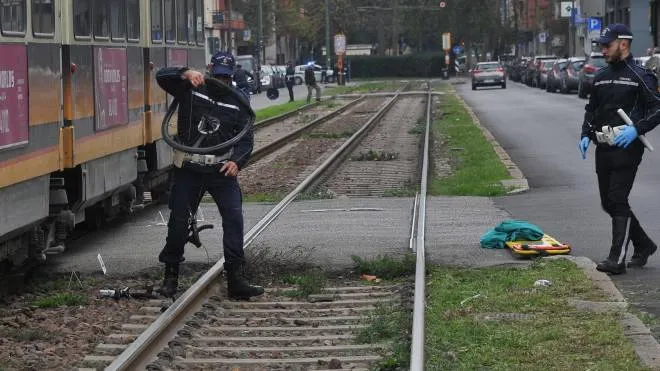 I vigili portano via la bici di Luca Marengon 14 anni, dalle rotaie del tram, dopo lo schianto fatale di ieri mattina a Milano