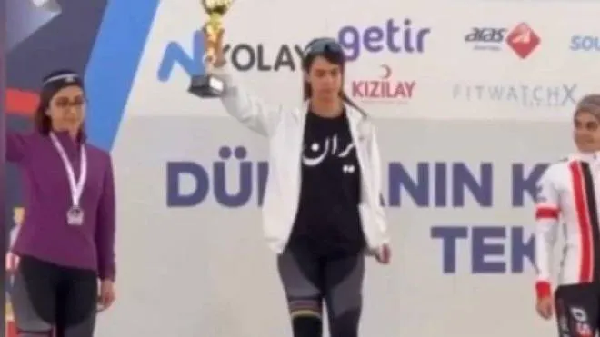 NIloufar Mardani (al centro). , 29 anni, pattinatrice iraniana, senza velo sul podio della gara di Istanbul