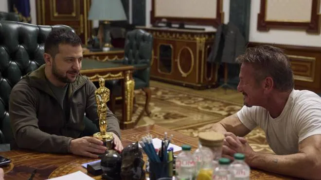 Volodymyr Zelensky, 44 anni, riceve il premio Oscar dall’attore Sean Penn, 62