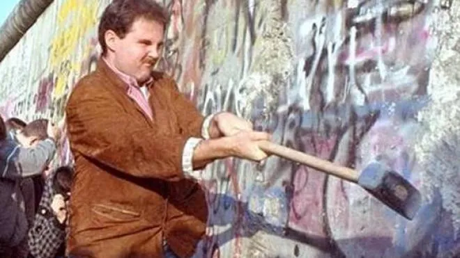 Il 9 novembre 1989 cadeva il muro di Berlino tra picconate e abbracci