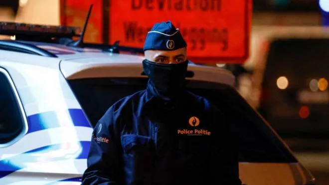 A police officer stands guard at the scene of a stabbing attack in Brussels, on November 10, 2022. - A Belgian police officer was killed Thursday in a knife attack in Brussels, authorities said, with officials probing the motive of the assailant. A judicial source told AFP there was "a suspicion" that terrorism could have been the reason for the assault, but investigators have yet to gather evidence to substantiate it. (Photo by Kenzo TRIBOUILLARD / AFP)