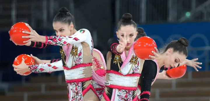 Un’esibizione del team italiano di ginnastica ritmica, detto le Farfalle, durante. le qualificazioni ai Giochi olimpici di Tokyo del 2021