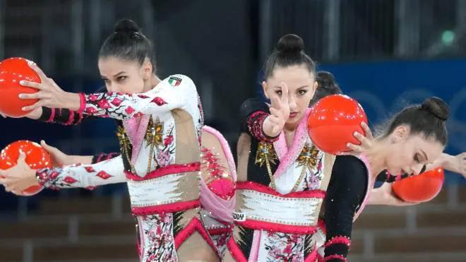 Un’esibizione del team italiano di ginnastica ritmica, detto le Farfalle, durante. le qualificazioni ai Giochi olimpici di Tokyo del 2021