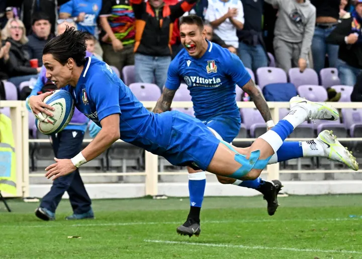 Ange Capuozzo, 23 anni, con una meta per tempo ha trascinato gli azzurri a un successo storico al Franchi di Firenze. L’Italrugby ha meritato la vittoria contro una nazionale due volte campione del mondo negli anni ’90