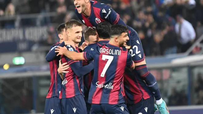 La gioia del Bologna che ha battuto 3-0 il Sassuolo staccandolo in classifica