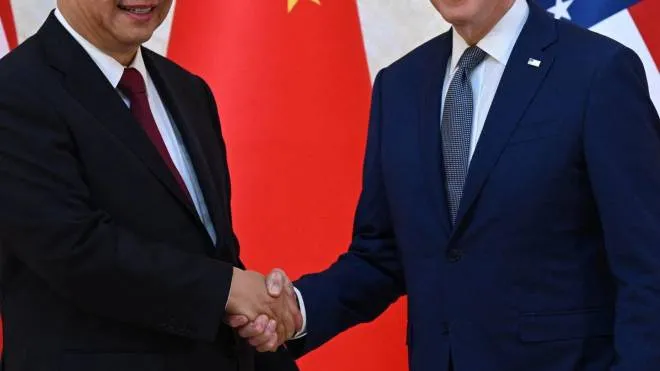 Xi Jinping (69 anni) stringe la mano a Joe Biden (79) alla vigilia del G20 di Bali