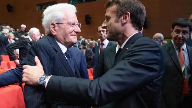 Il presidente Sergio Mattarella, 81 anni, con Emmanuel Macron, 44 anni