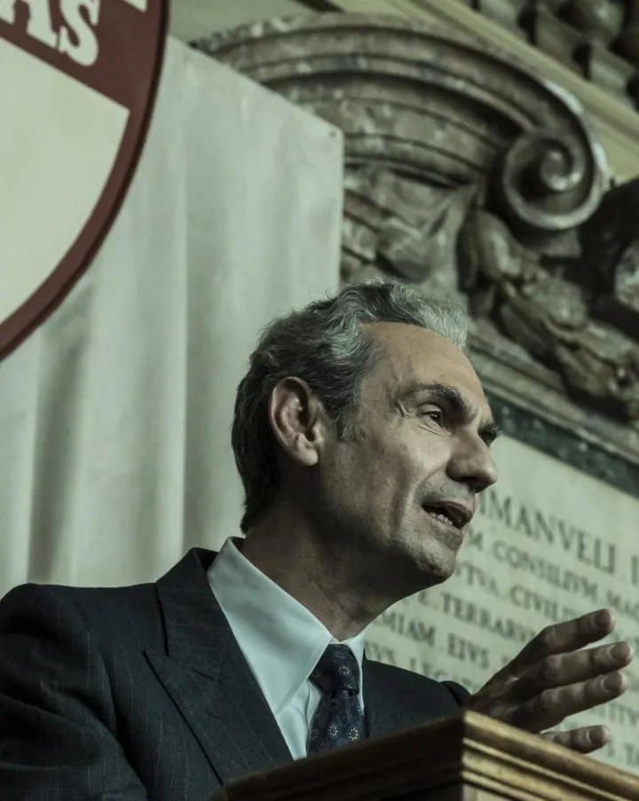 Fabrizio Gifuni nel ruolo di Aldo Moro