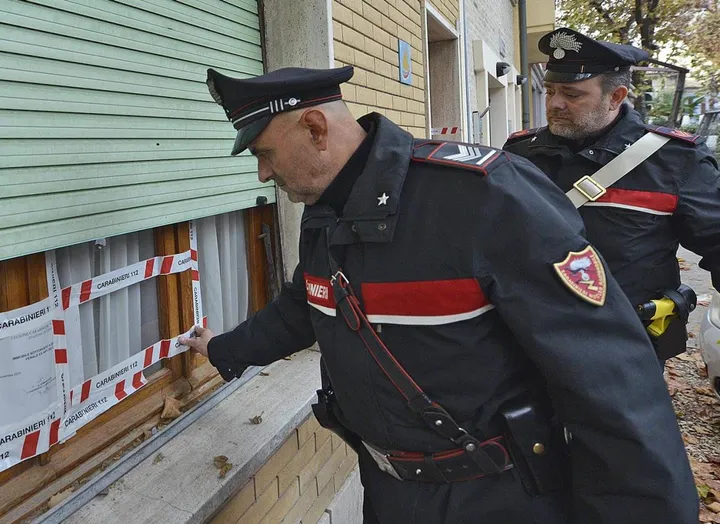 I carabinieri del nucleo investigativo di Pesaro-Urbino sequestrano la casa della coppia in via Trieste