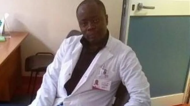 Enock Rodrigue Emvolo (Camerun), 47 anni, laureato in medicina a Roma, vittima di discriminazione sia sui social che nel suo studio