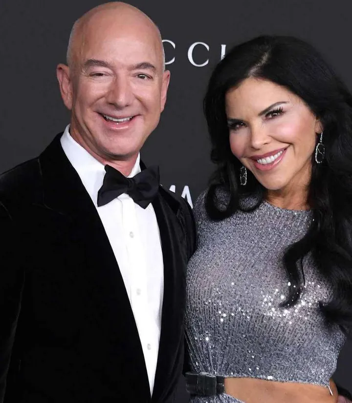 Jeff Bezos, 58 anni, con la nuova compagna Lauren Sanchez, 52 anni