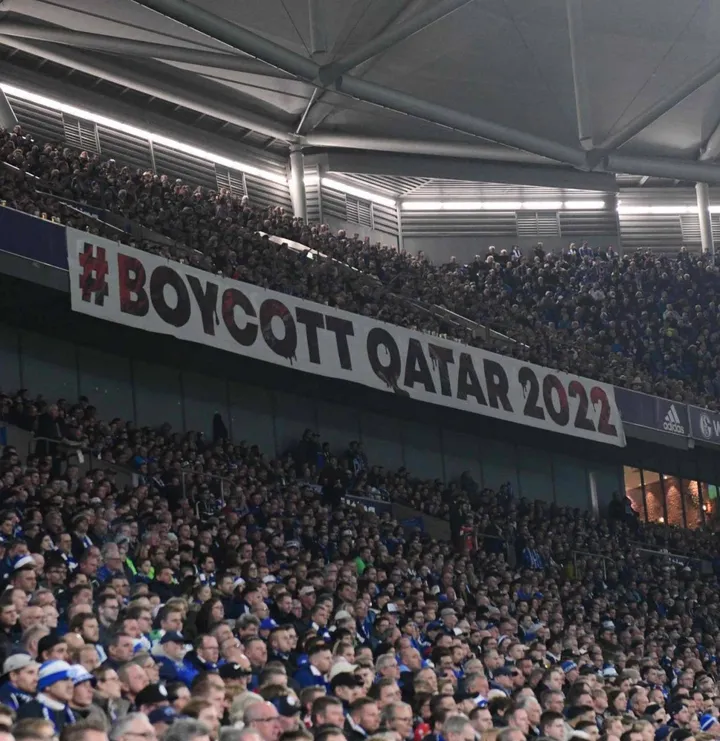 Uno striscione anti Qatar 2022 esposto in Schalke 04-Bayern di Bundesliga