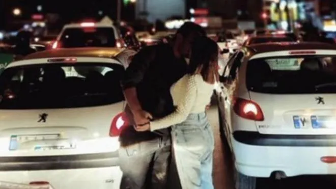 Un post sul profilo Twitter di Siavash Ardalan: ''Never too early for a French kiss in public; a young Iranian couple in the city of poets, Shiraz, find time in the midst of a deadly nation wide revolt against the ruling clerics, to celebrate life''. La foto ritrae il bacio di due sconosciuti a Shiraz, in Iran.
TWITTER SIAVASH ARDALAN
+++ATTENZIONE LA FOTO NON PUO' ESSERE PUBBLICATA O RIPRODOTTA SENZA L'AUTORIZZAZIONE DELLA FONTE DI ORIGINE CUI SI RINVIA+++ (NPK)