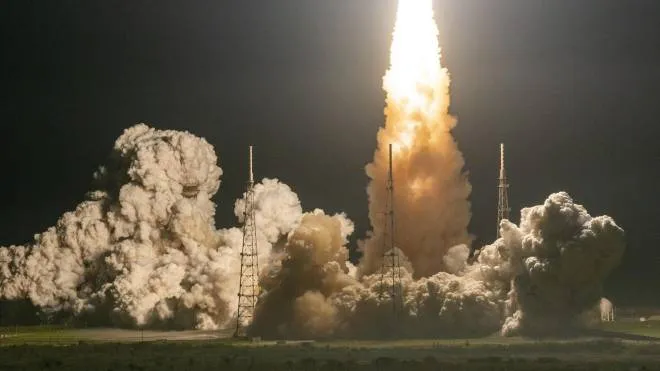 Il momento del decollo del razzo Artemis dalla base di Cape Canaveral negli Stati Uniti