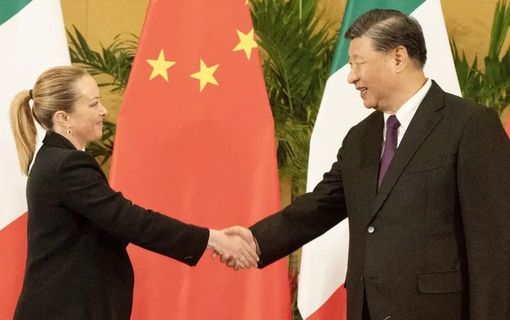 La stretta di mano tra Giorgia Meloni, 45 anni, e Xi Jinping, 69 anni