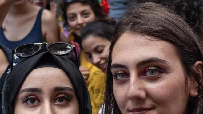 Due manifestanti al gay pride di Istanbul, la scorsa settimana