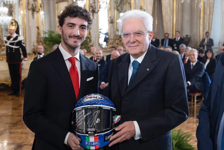 Francesco Pecco Bagnaia con il casco regalato al presidente Sergio Mattarella