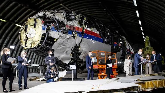 epa09228713 Members of the court view the reconstruction of the MH17 aircraft shot down in 2014 in Ukraine, at Gilze-Rijen air base, The Netherlands, 26 May 2021. The inspection is part of the MH17 criminal trial. Malaysia Airlines flight MH17 was shot down by a Buk missile on 17 July 2014. All 298 passengers, including many Dutch, were killed.  EPA/SEM VAN DER WAL