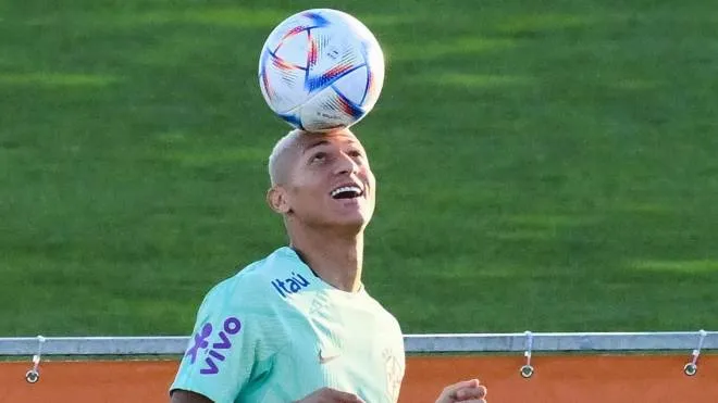 Brazil's forward Richarlison plays with the ball during a training session on November 16, 2022 at the Continassa training ground in Turin, as part of Brazil's preparation ahead of the Qatar 2022 World Cup. (Photo by Vincenzo PINTO / AFP)