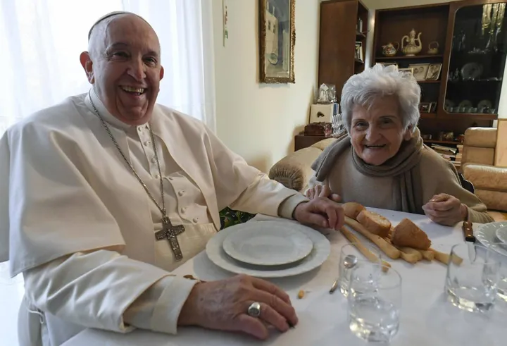 Papa Francesco, 85 anni, a tavola con la cugina Carla Rabezzana a Portocomaro durante i festeggiamenti per i 90 anni della donna