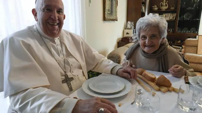 Papa Francesco, 85 anni, a tavola con la cugina Carla Rabezzana a Portocomaro durante i festeggiamenti per i 90 anni della donna