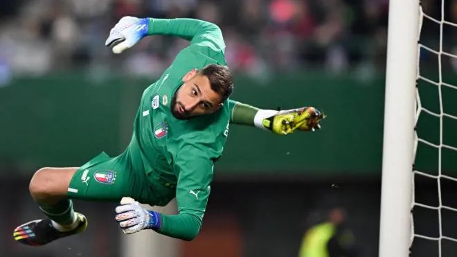 epa10316806 Goalkeeper Gianluigi Donnarumma of Italy concedes the 2-0 lead during the international friendly soccer match between Austria and Italy in Vienna, Austria, 20 November 2022.  EPA/CHRISTIAN BRUNA