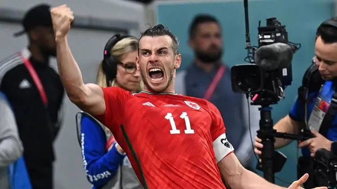 epaselect epa10319005 Gareth Bale of Wales celebrates after scoring the 1-1 with a penalty kick during the FIFA World Cup 2022 group B soccer match between the USA and Wales at Ahmad bin Ali Stadium in Doha, Qatar, 21 November 2022.  EPA/Neil Hall