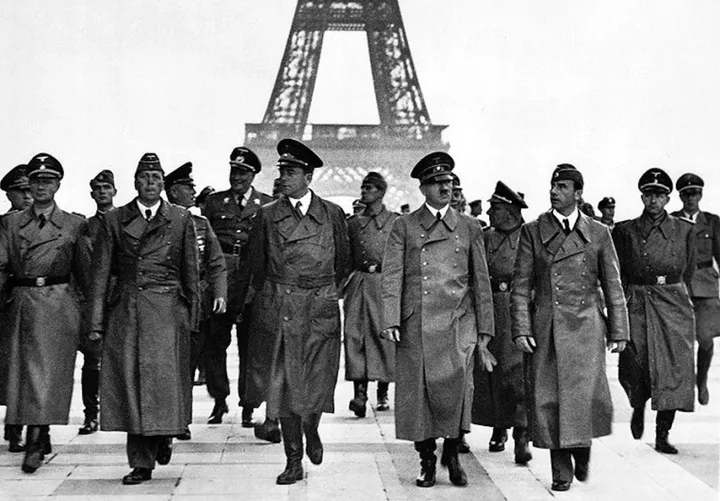 Adolf Hitler sfila davanti alla Tour Eiffel accompagnato da un gruppo di suoi gerarchi: è la mattina del 23 giugno 1940