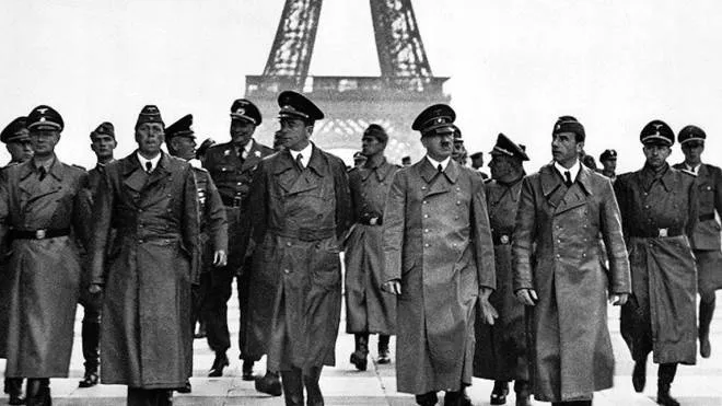 Adolf Hitler sfila davanti alla Tour Eiffel accompagnato da un gruppo di suoi gerarchi: è la mattina del 23 giugno 1940