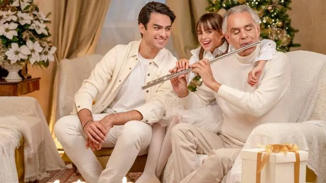 Andrea Bocelli, 64 anni, con i figli Matteo, 25, e Virginia, 10: firmano insieme l’album “A family Christimas“