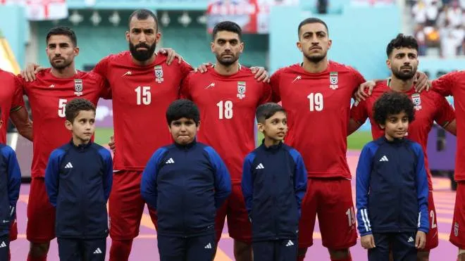 I giocatori dell’Iran, prima della gara con l’Inghilterra, si sono rifiutati di cantare l’inno nazionale