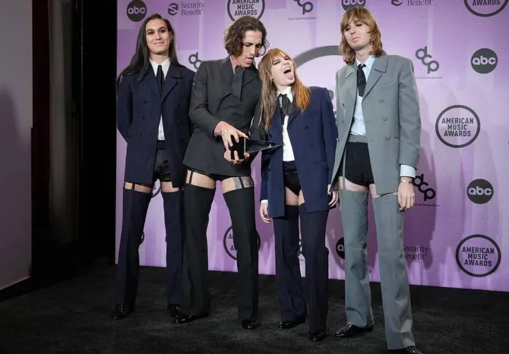 I Maneskin con pantaloni e reggicalze a vista sul palco degli American Music Awards