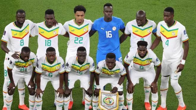 epa10318374 Players of Senegal pose prior to the FIFA World Cup 2022 group A soccer match between Senegal and the Netherlands at Al Thumama Stadium in Doha, Qatar, 21 November 2022.  EPA/Mohamed Messara
