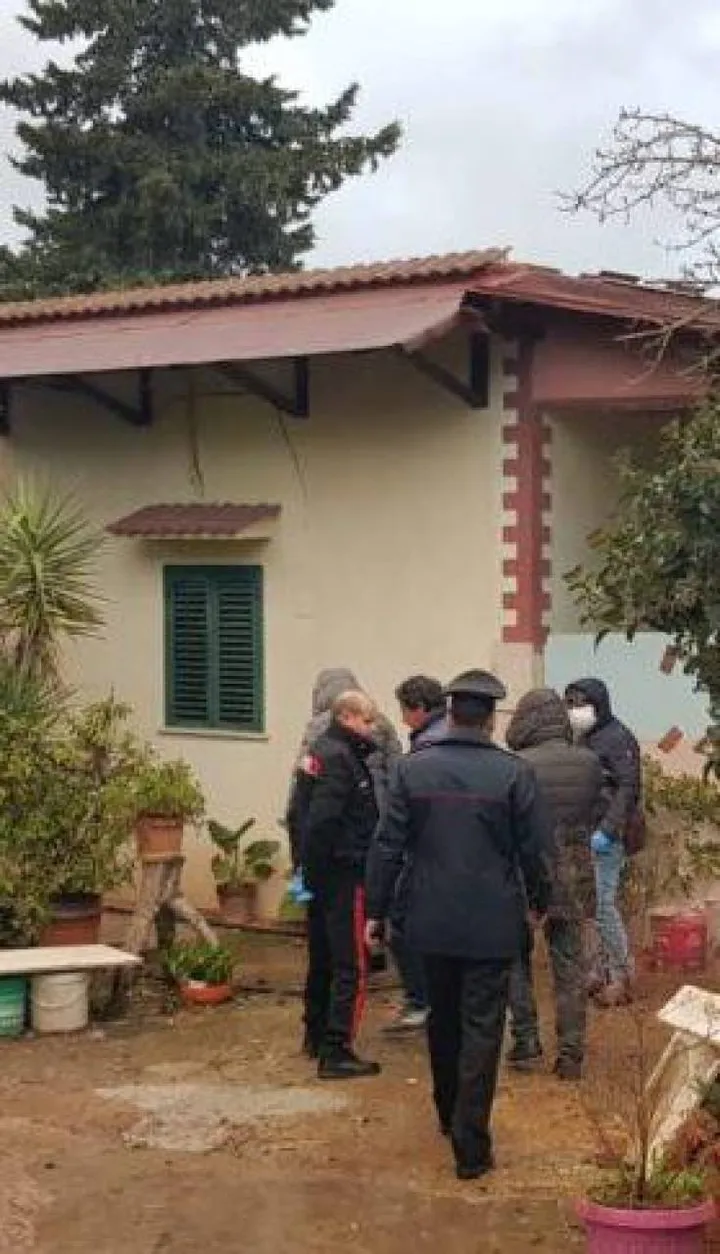 I carabinieri davanti alla villetta dove è stato trovato il cadavere