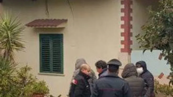 I carabinieri davanti alla villetta dove è stato trovato il cadavere