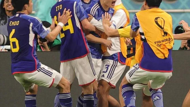 La gioia dei giocatori giapponesi al fischio finale, nel riquadro la puntata di Holly e Benji con la sfida alla Germania
