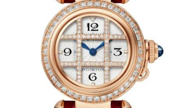 La maison reinventa il Pasha: lanciato negli anni Ottanta, l’orologio è sempre attuale. Quello al femminile ha lunetta e griglia ornate da qualcosa come 97 diamanti