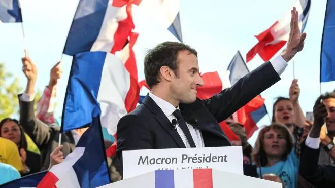 epa05944494 French presidential election candidate for the 'En Marche!' (Onwards!) political movement, Emmanuel Macron (C), is cheered as he delivers a speech during an election campaign rally in Albi, France, 04 May 2017. France will hold the second round of the French presidential election on 07 May 2017.  EPA/FREDERIC SCHEIBER