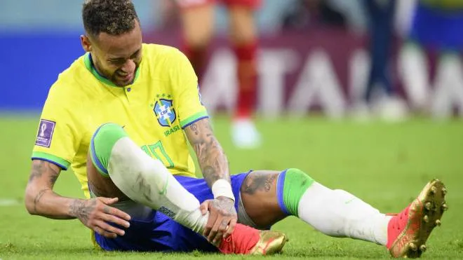 Neymar a terra dolorante 