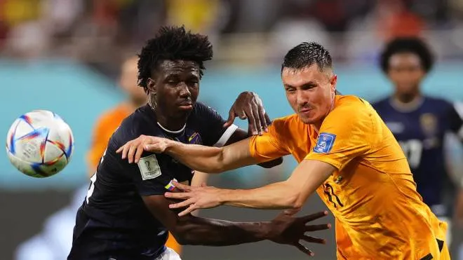 epa10328268 Jackson Porozo (L) of Ecuador in action against Steven Berghuis (R) of the Netherlands during the FIFA World Cup 2022 group A soccer match between the Netherlands and Ecuador at Khalifa International Stadium in Doha, Qatar, 25 November 2022.  EPA/Friedemann Vogel